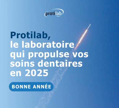 Visuel de Protilab, laboratoire spécialisé en soins dentaires, accompagnée du message 'Protilab, le laboratoire qui propulse vos soins dentaires en 2025. Bonne année' sur un fond bleu avec une fusée en lancement.